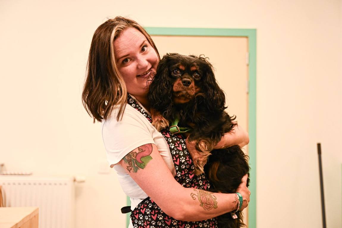 Kim met een cavalier in haar armen in het salon